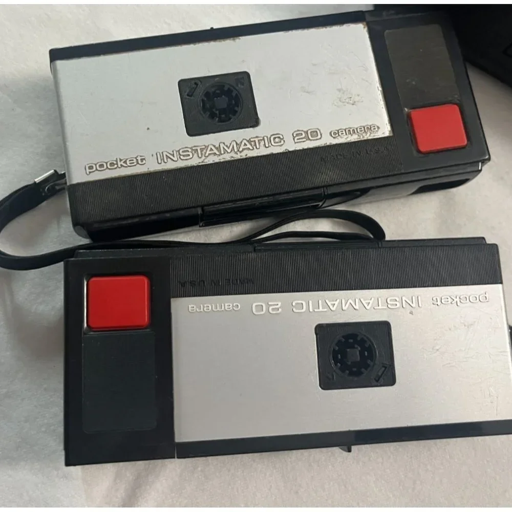 2 - Kodak Instamatic 20 camera ITT Magic Flash * Flash Cubes & Bag * Untested